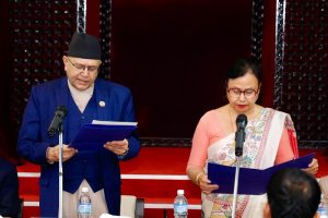 प्रतिनिधि सभाअन्तर्गतको राज्य व्यवस्था समिति सभापति ईश्वरीदेवी न्यौपानेद्वारा शपथ ग्रहण