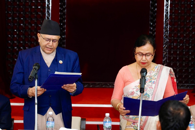 प्रतिनिधि सभाअन्तर्गतको राज्य व्यवस्था समिति सभापति ईश्वरीदेवी न्यौपानेद्वारा शपथ ग्रहण