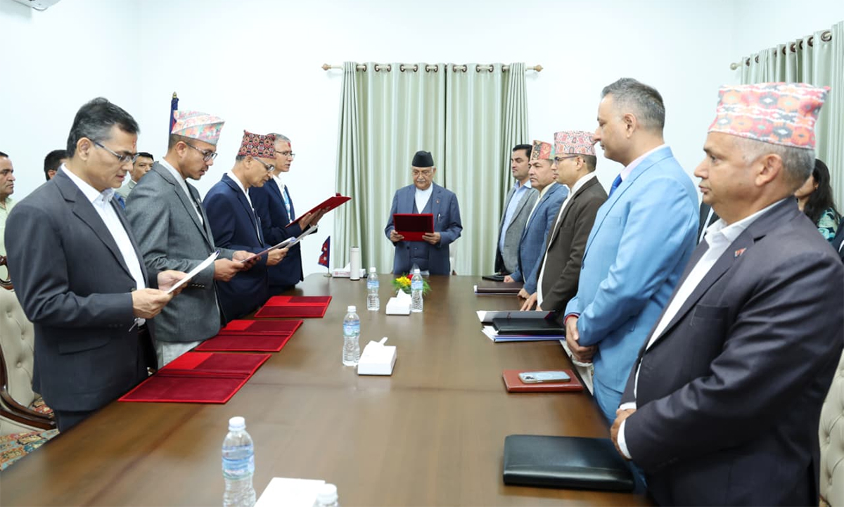 चार वटा स्वास्थ्य विज्ञान प्रतिष्ठानका उपकुलपतिहरुले शपथ लिए