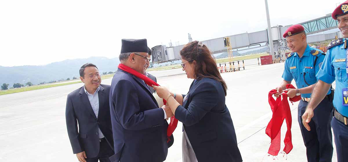 मध्यपहाडी लोकमार्ग केन्द्रीत पार्टी अभियानका लागि पाेखरा पुगे प्रचण्ड