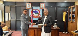 अर्थ मन्त्रीसमक्ष बीमा प्राधिकरणका अध्यक्षले लिए शपथ