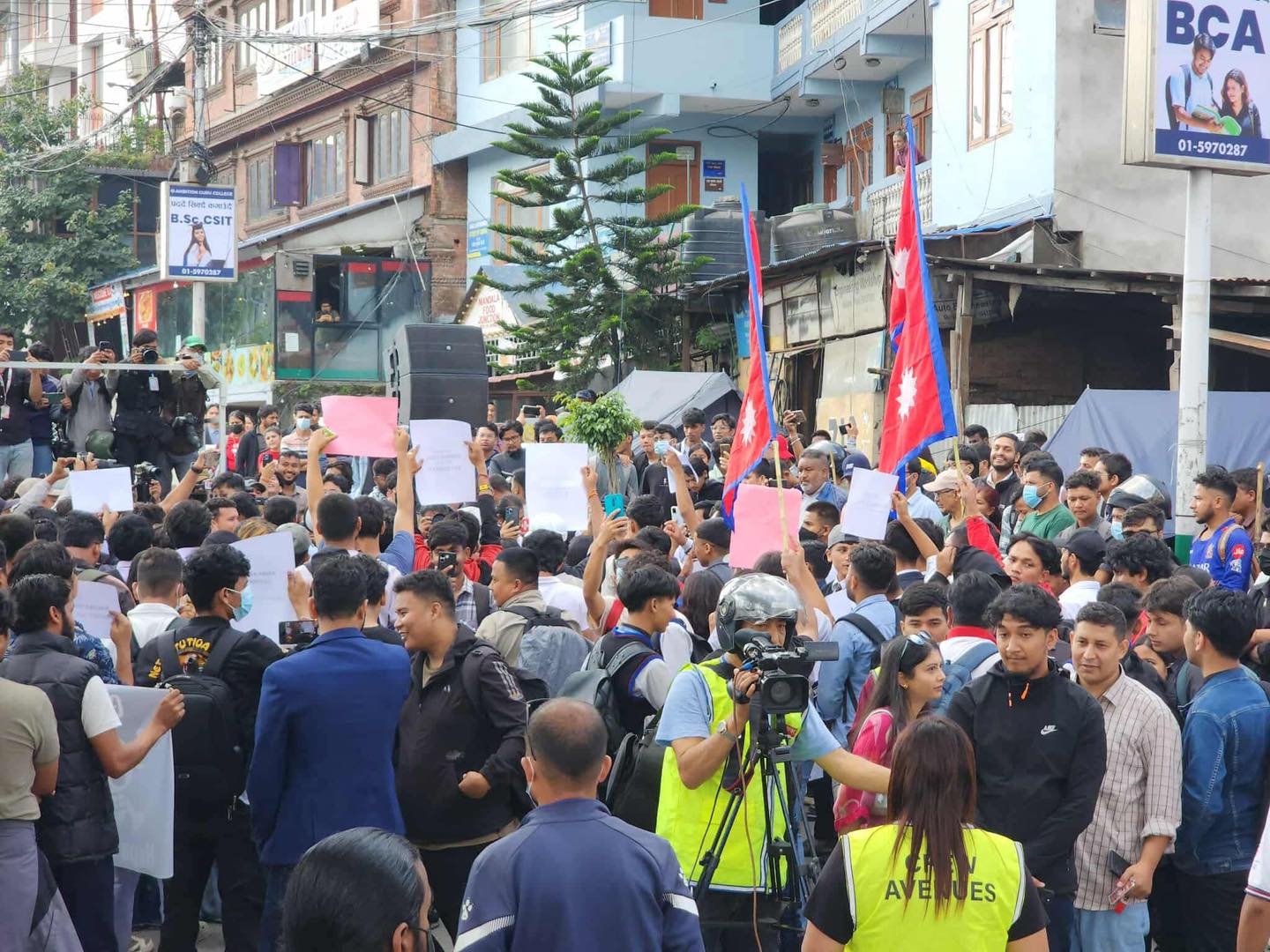 कलेज ड्रेसमै माइतीघरमा जम्मा हुन थाले ‘जेनजी’