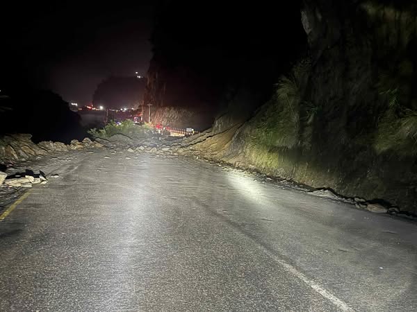 मुग्लिन-नारायणगढ खण्डमा पहिरो, शनिबार बिहानसम्म सवारी आवागमन बन्द