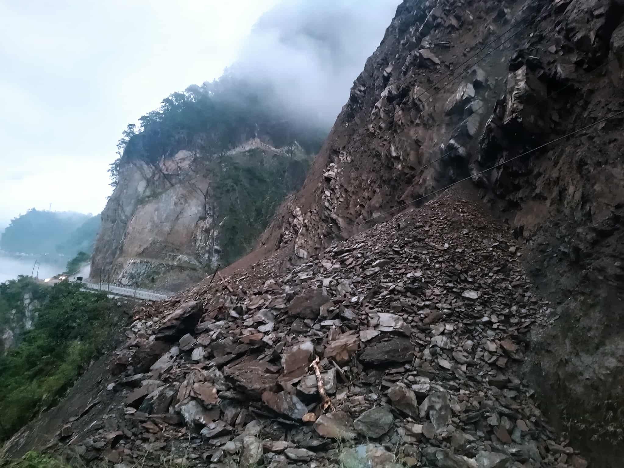 धादिङकाे जवाङ खाेलामा पहिराे, नागढुङ्गा-मुग्लिङ सडक पूर्णरुपमा अवरुद्ध