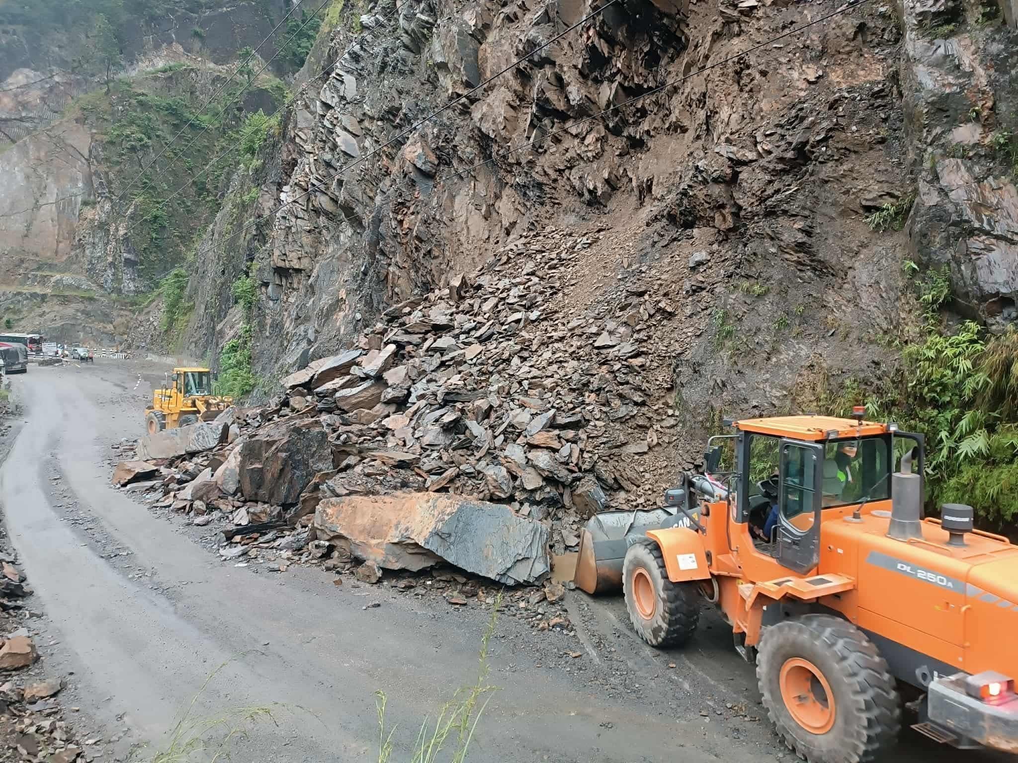 मुग्लिङ-नारायणगढ सडकमा खसेको पहिरो पन्छाउन सुरु