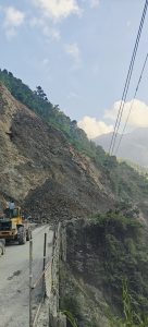 मुग्लिङ-नारायणगढ सडककाे पहिरो पन्छाउन सुरु, दिनभरमा खुल्छ हाेला सडक ?