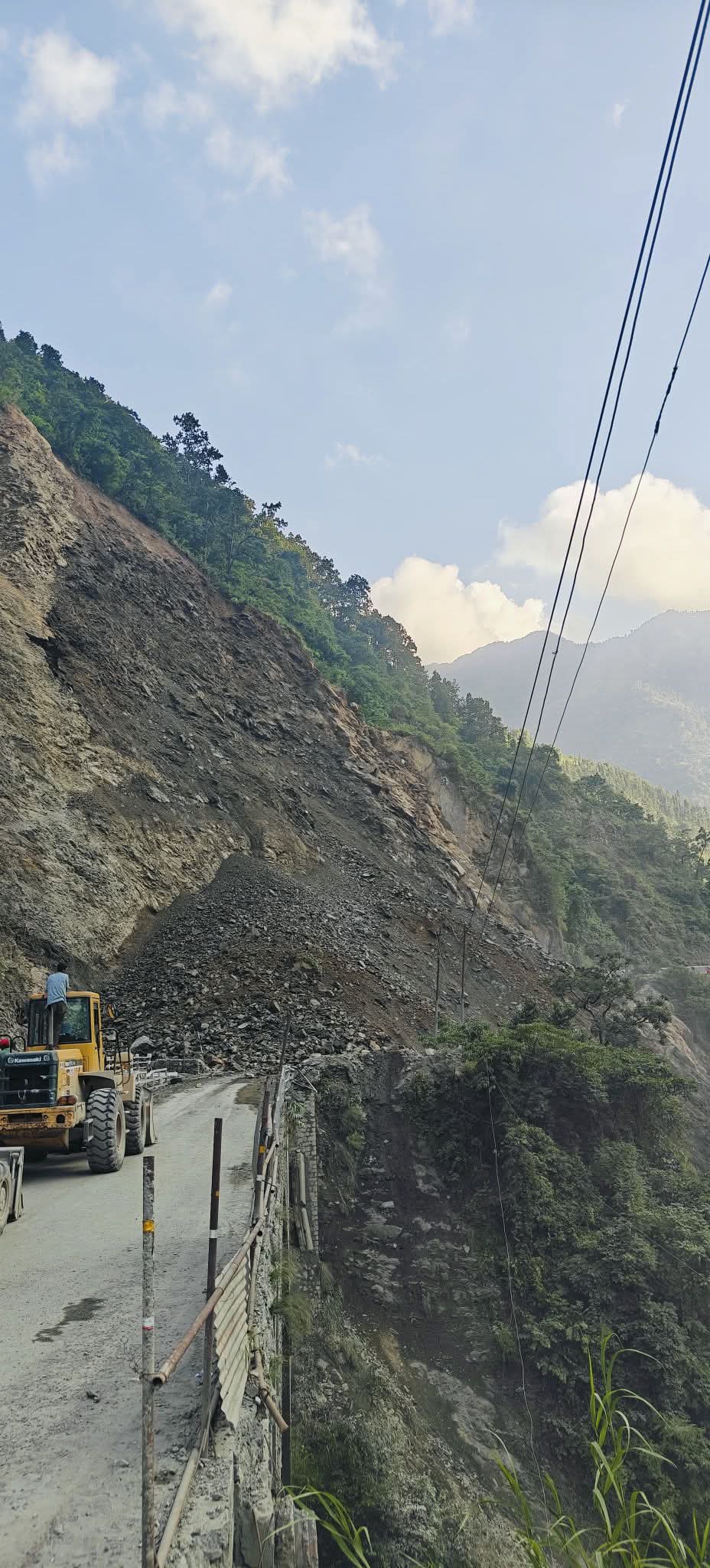 मुग्लिङ-नारायणगढ सडककाे पहिरो पन्छाउन सुरु, दिनभरमा खुल्छ हाेला सडक ?