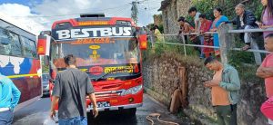 धादिङ जाँदै गरेको यात्रुबसमा थानकोटमा आगाे लाग्याे