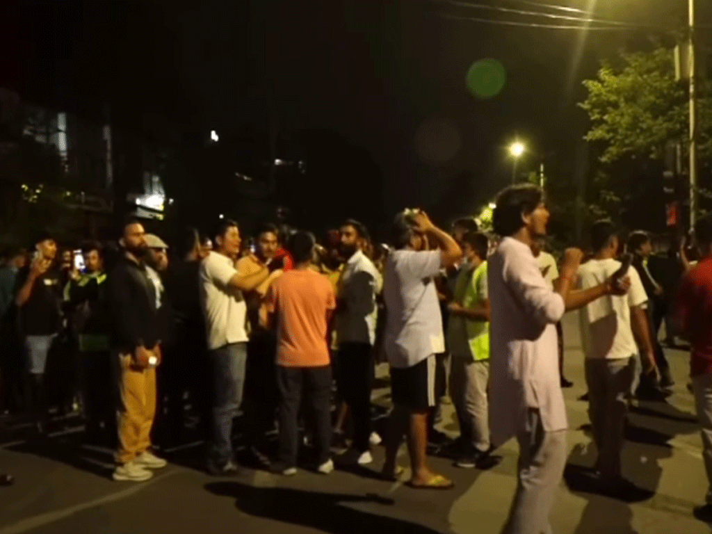 भद्रकालीस्थित सैनिक मुख्यालय बाहिर सरकारको नेतृत्वको विषयमा विवाद उत्रिए जेन जेड