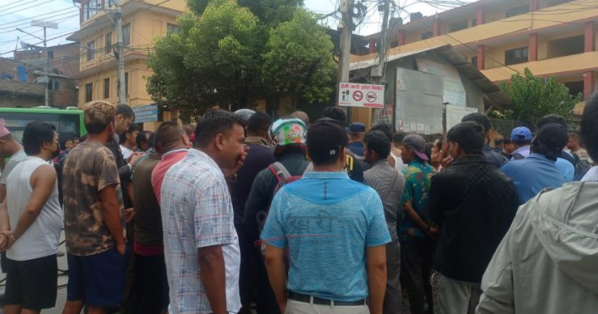 हरिसिद्धीमा प्रदेश मन्त्री सवार गाडीले बालिकालाई ठक्कर दियाे, सडक अवरुद्ध