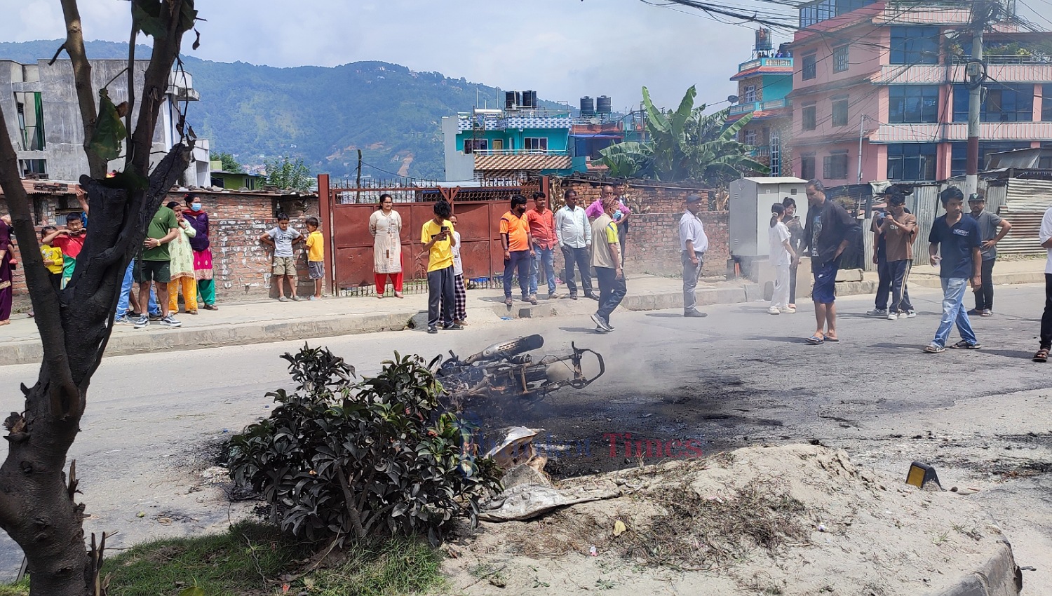 थानकोट चेकपोष्ट प्रहरीको मोटरसाइकल जल्यो, नैकापमा दुई घरमा आगजनी (भिडियो)