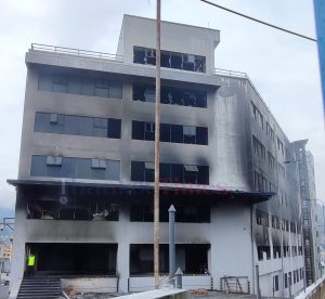 भदाै २४ देखी चेकपोष्ट खानेपानी चोकस्थित विशाल ग्रुपको गोदाममा लागेको आगो अझै निभेन