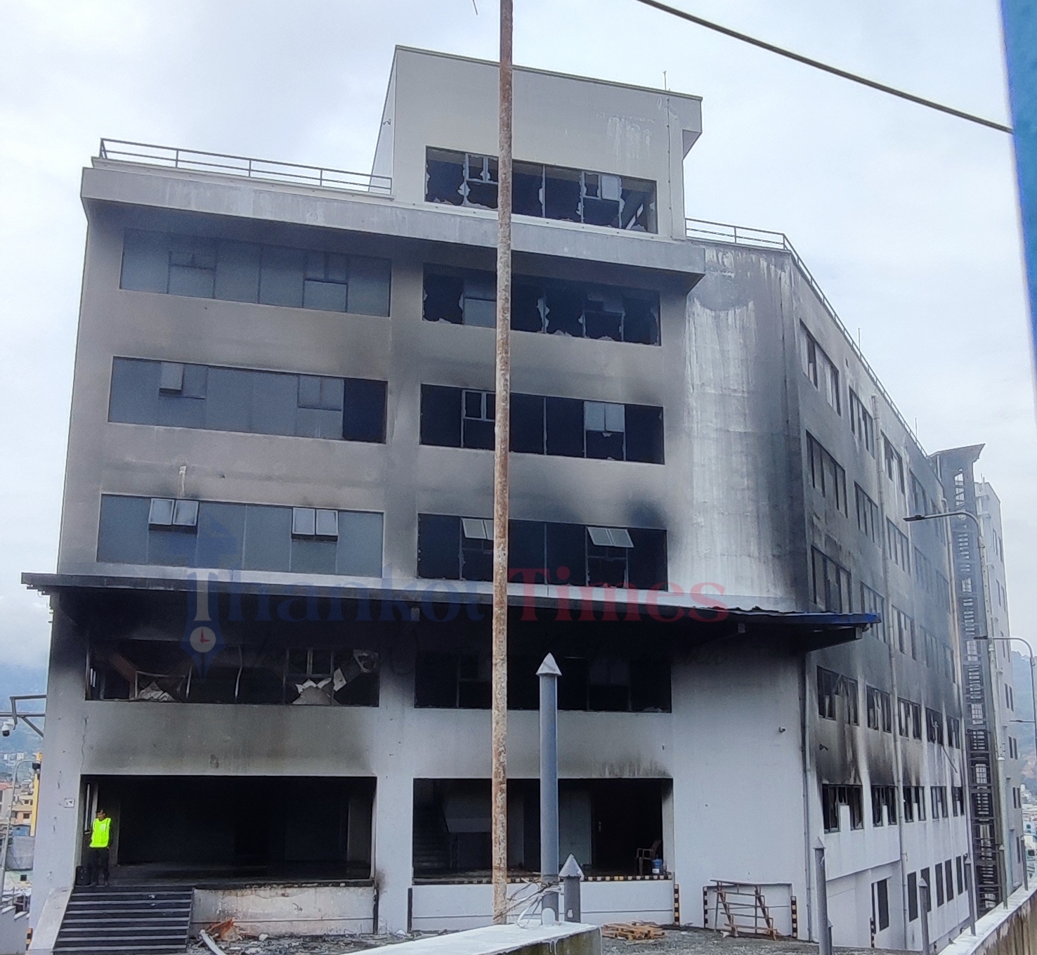 भदाै २४ देखी चेकपोष्ट खानेपानी चोकस्थित विशाल ग्रुपको गोदाममा लागेको आगो अझै निभेन