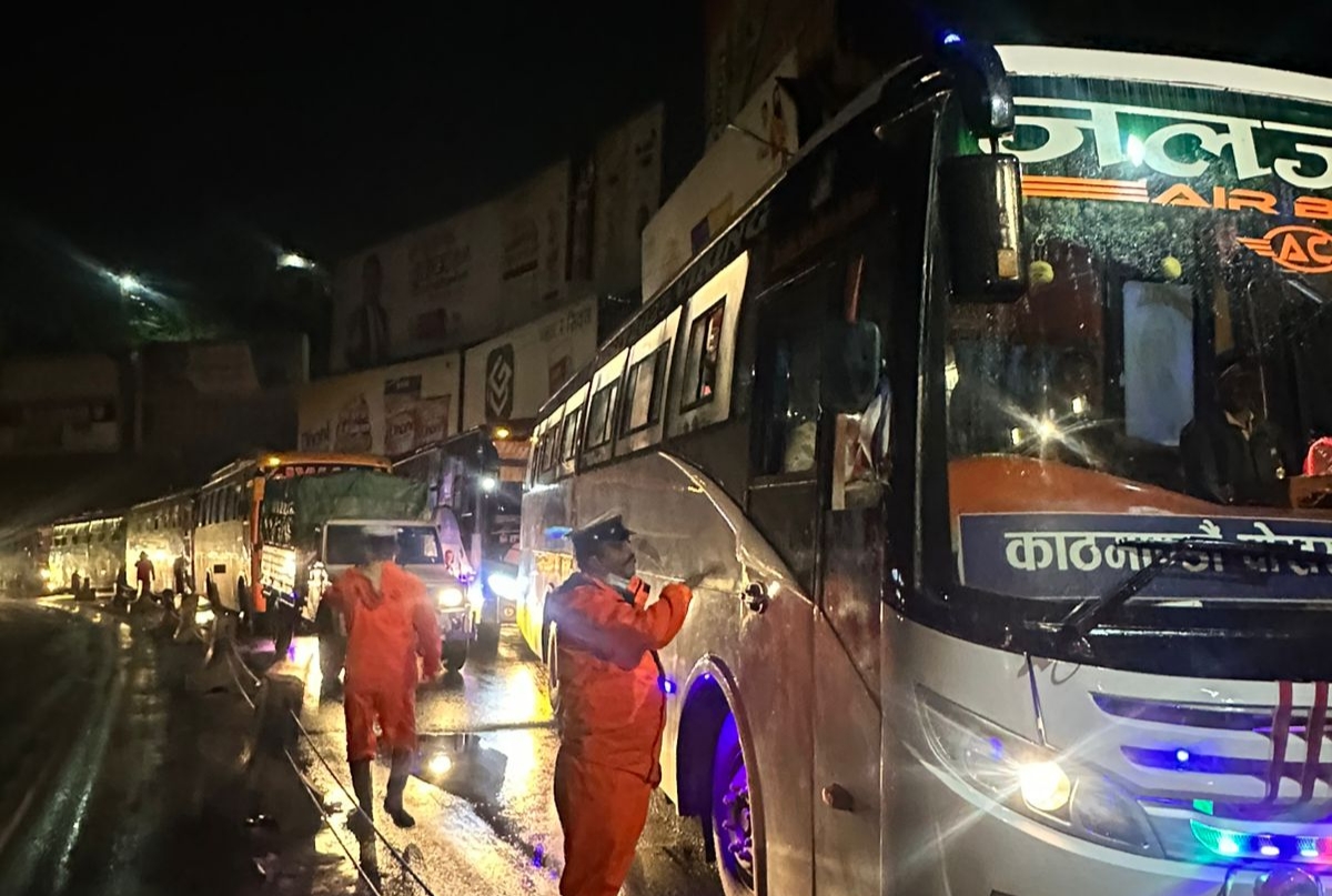 धादिङमा भीषण पहिरो, पृथ्वी राजमार्ग अवरुद्ध , नागढुङ्गामा सवारीसाधनकाे लाम