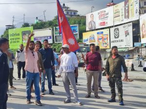 नागढुङ्गा नाकामा स्थानीयद्वारा प्रदर्शन, यातायात ठप्प, सडकमै टायर बल्यो