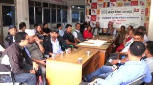 धुम्बाराहीस्थित राप्रपा मुख्यालयमा नेपाल शिक्षक महासंघको धर्ना