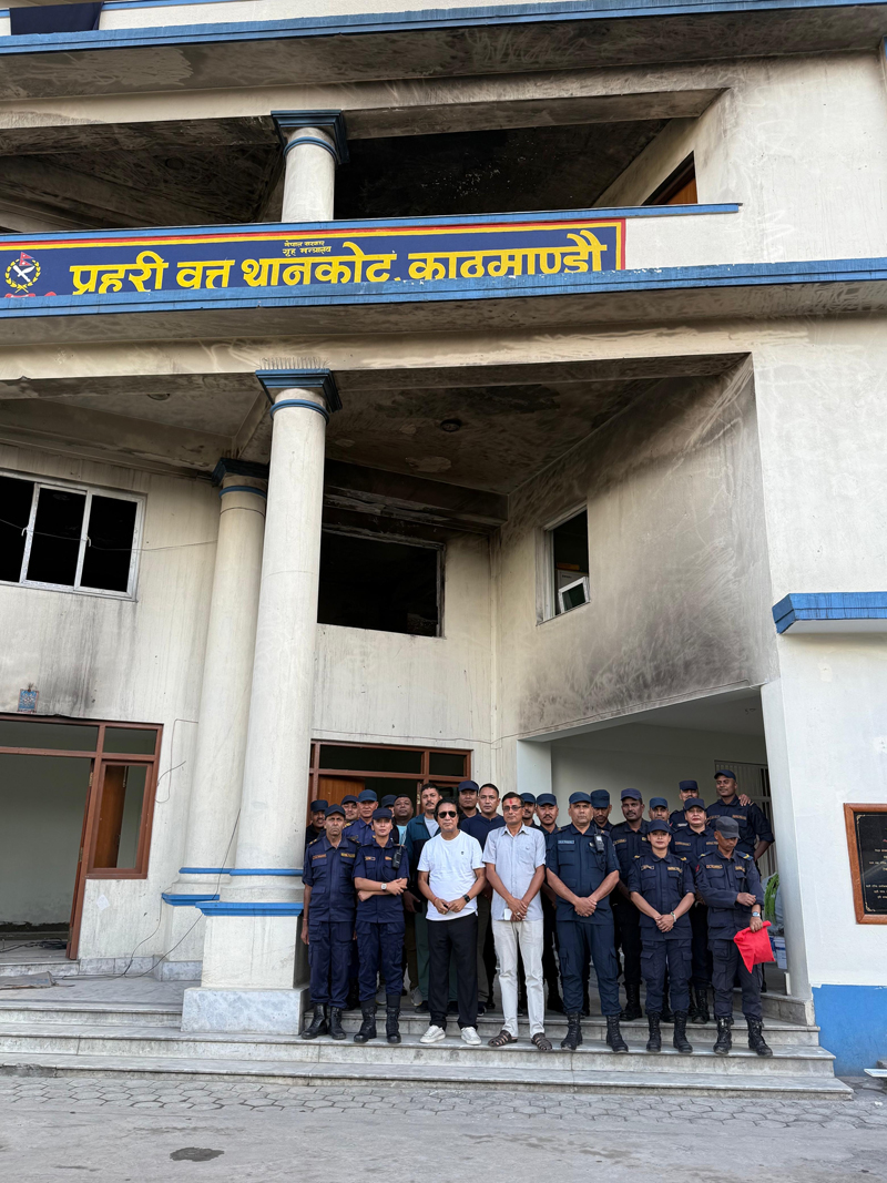 प्रहरी वृत्त थानकोटलाई कलाकार दिपकराज गिरीले दिए आर्थिक सहयोग