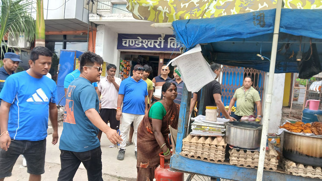 सडक र फुटपाथको अतिक्रमण हटाउँदै चन्द्रपुर नगरपालिका