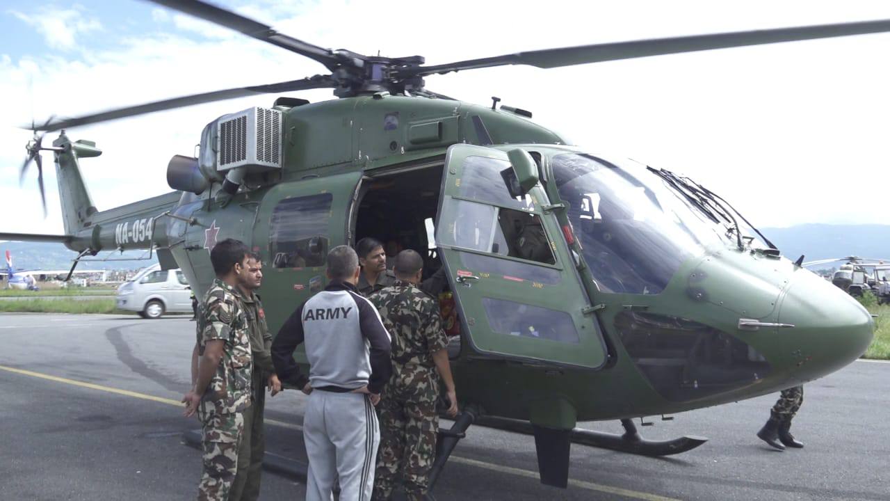 सिन्धुलीका मृगौला रोगी पुरुषलाई नेपाली सेनाको हेलिकप्टरमार्फत काठमाडौं ल्याइयो