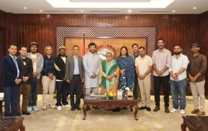 प्रधानमन्त्रीलाई भेटेर कलाकारहरूले भने– सरकारले दह्राे खुट्टा टेकोस्, देश बस्नलायक होस्