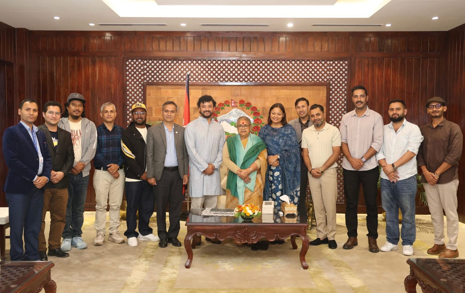 प्रधानमन्त्रीलाई भेटेर कलाकारहरूले भने– सरकारले दह्राे खुट्टा टेकोस्, देश बस्नलायक होस्