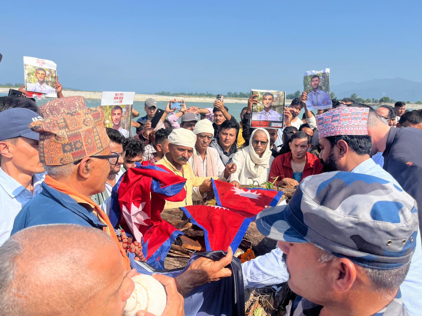 महाकालीको किनारमा विपीनको दाहसंस्कार