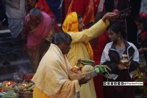 छठ पर्व; अस्ताउँदो सूर्यलाई दिइयो अर्घ्य (तस्बिरहरू)