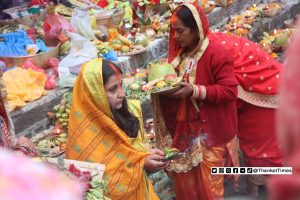 उदाउँदो सूर्यलाई अर्घ्य दिएसँगै छठ पर्वको समापन, मातातिर्थमा खचाखच भीड (फोटो फिचर)