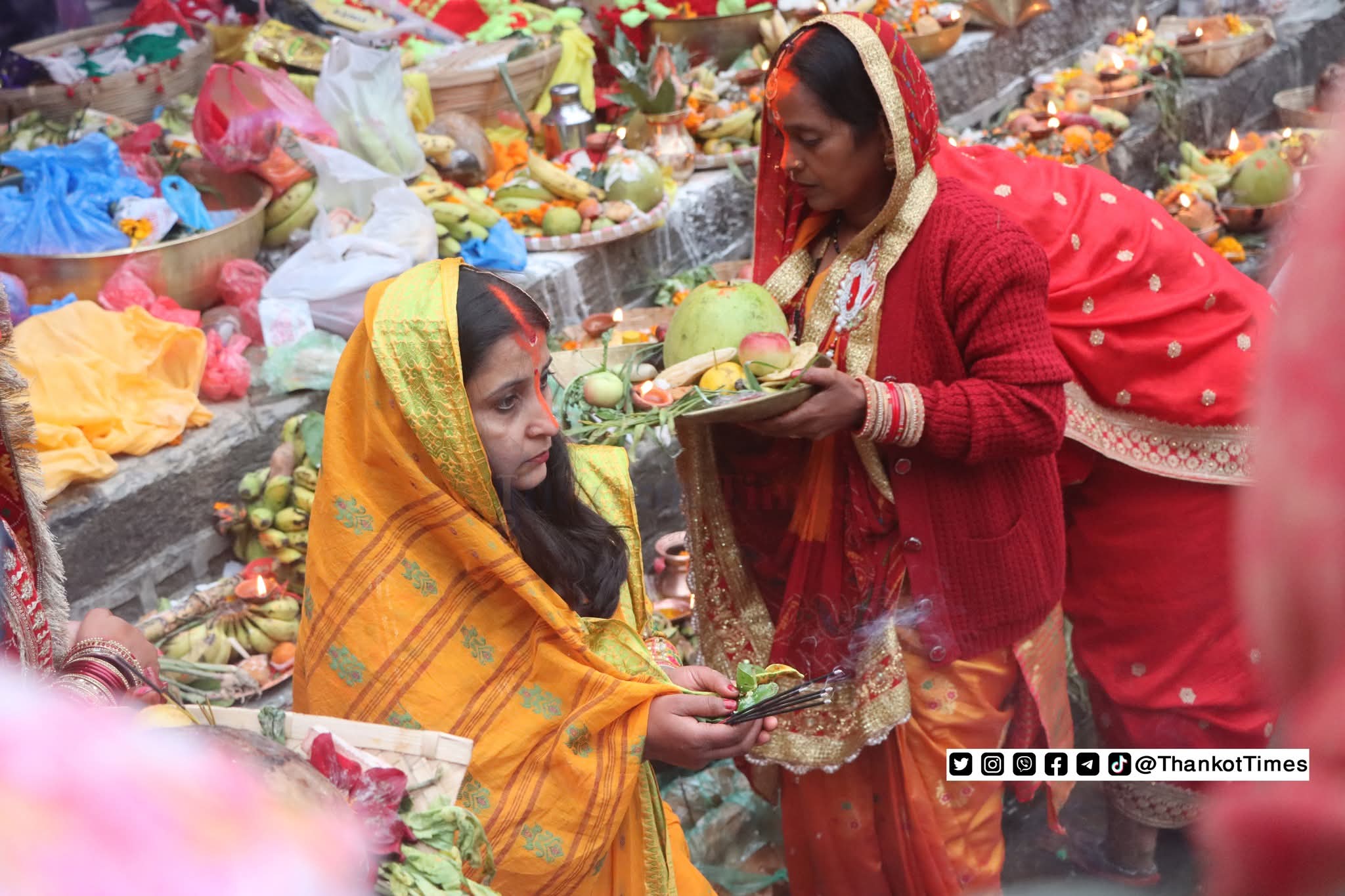 उदाउँदो सूर्यलाई अर्घ्य दिएसँगै छठ पर्वको समापन, मातातिर्थमा खचाखच भीड (फोटो फिचर)