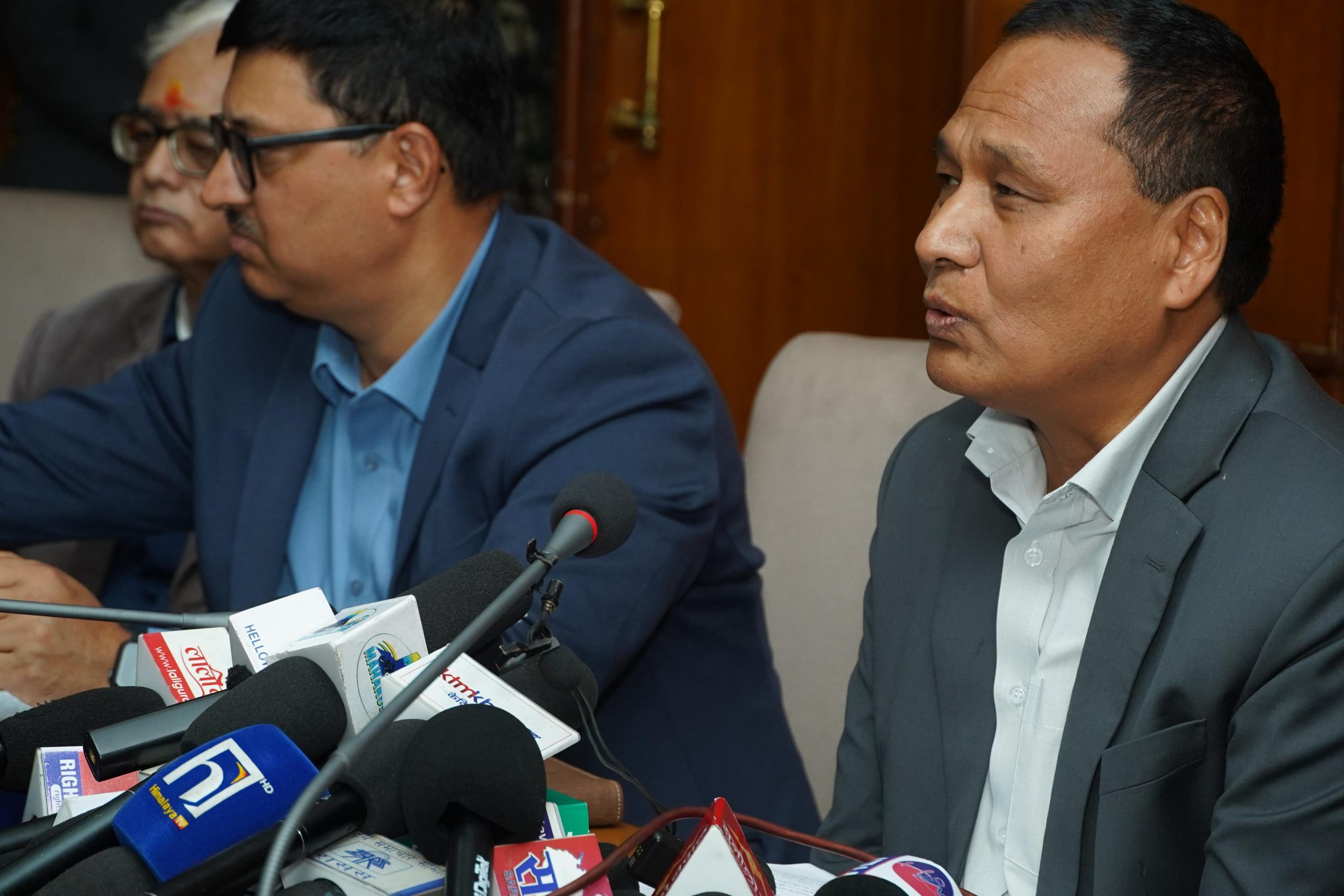 बाढी, पहिरो र डुबानले अवरुद्ध विद्युत सेवा आजै सुचारु हुन्छ : मन्त्री घिसिङ