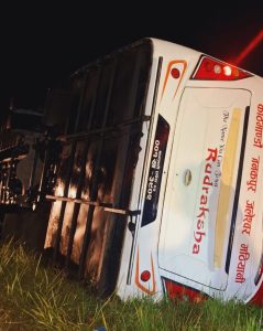 काठमाडौंतर्फ आउँदै गरेका यात्रु बसहरु चितवनमा ट्रकसँग ठोक्किए, ३३ जना यात्रु घाइते