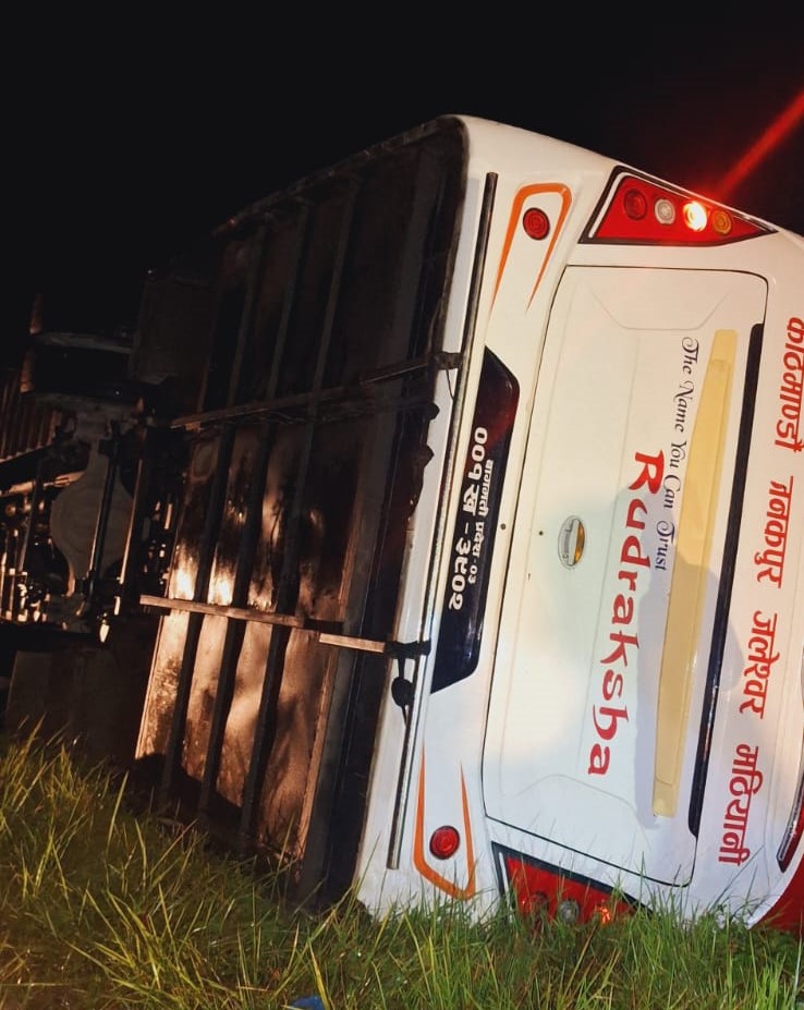 काठमाडौंतर्फ आउँदै गरेका यात्रु बसहरु चितवनमा ट्रकसँग ठोक्किए, ३३ जना यात्रु घाइते