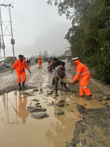 निरन्तरको वर्षाले नागढुङ्गा-पिपलामोड सडकमा सवारीसाधन पास हुन सकस !