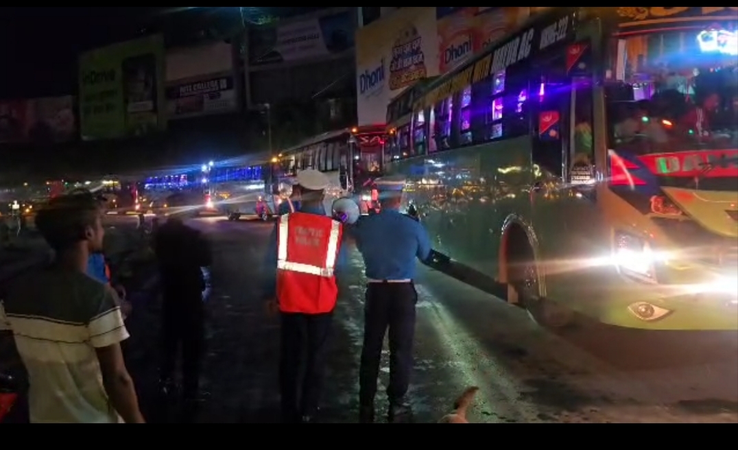 नागढुङ्गामा माइकिङ गर्दै ट्राफिक प्रहरी