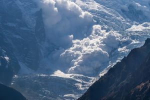 दोलखाको यलुङ री हिमालमा हिमपहिरो, तीन जनाको मृत्यु, पाँच जना घाइते, चार जना सम्पर्कविहिन