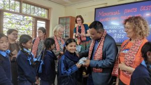 विष्णुदेवी शिक्षासदन माविका छात्राहरुलाई थेल्मा-लुइस फ्रान्सले दियो स्वच्छता सामाग्री