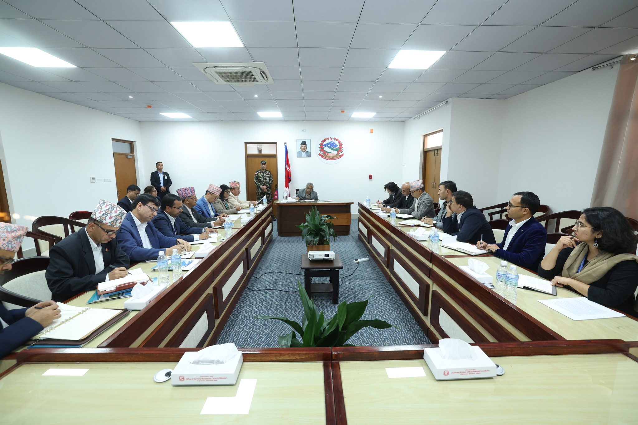 प्रधानमन्त्री कार्कीसँग निर्वाचन आयोगका पदाधिकारीकाे भेटवार्ता