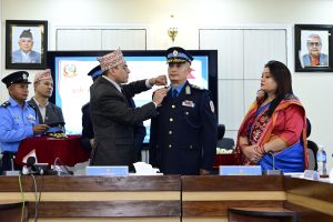 नवनियुक्त आईजीपी दानबहादुर कार्कीलाई दर्ज्यानी चिह्न प्रदान