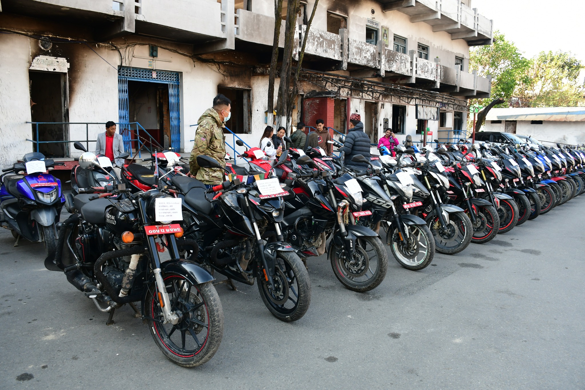 ट्राफिक प्रहरीद्वारा फेला परेका ५१ थान दुई पाङ्ग्रे सवारी साधन हस्तान्तरण