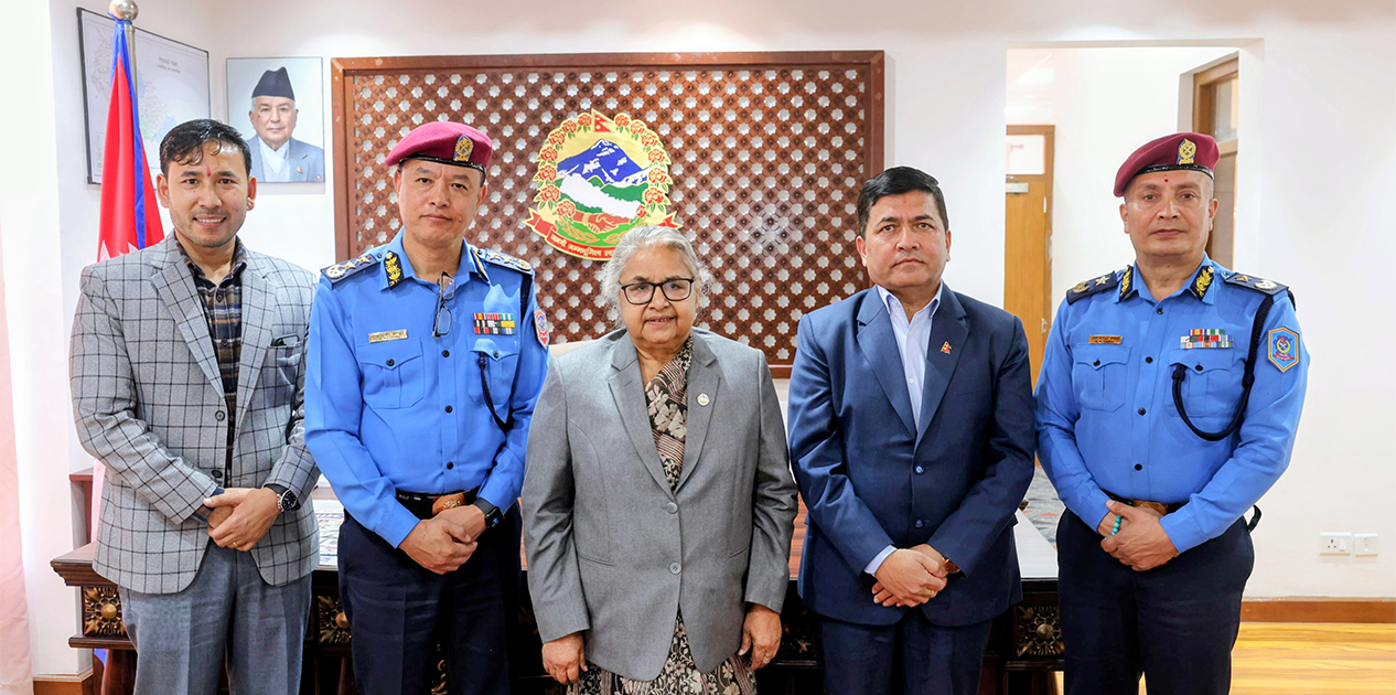 प्रधानमन्त्री सुशीला कार्कीसँग नेपाल प्रहरी प्रमुख चन्द्र कुबेर खापुङ्गको बिदाइ भेट