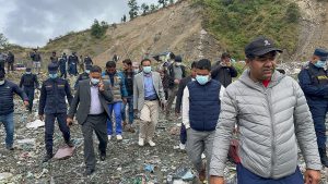 बन्चरेडाँडा पुगेर मन्त्री घिसिङले १५ दिनभित्र माग पूरा गर्ने बताएपछि जुट्यो सहमति