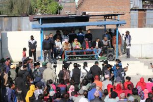 मनोहरा सुकुम्बासी बस्तीमा पुगेर दुर्गा प्रसाईंले भने- सबै दल र बालेनलाई ठेगान लगाउँछु