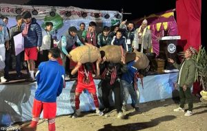 … अनि फुटबल प्रतियोगिता जितेका खेलाडीहरू काँधमा अलैंचीका बोरा पुरस्कार बोकेर फर्किए