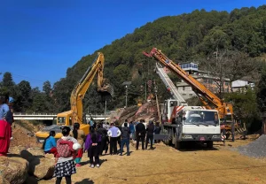 टिकाभैरव मन्दिरको शिला क्रेनको सहायतामा बाहिर निकालिएपछि….