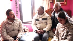 सञ्चार मन्त्री खरेलले भेटे पत्रकार सहिद सुरेश रजकको परिवार