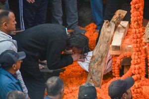 मेयर बालेन शाहका बुबाको पशुपति आर्यघाटमा अन्त्येष्टि