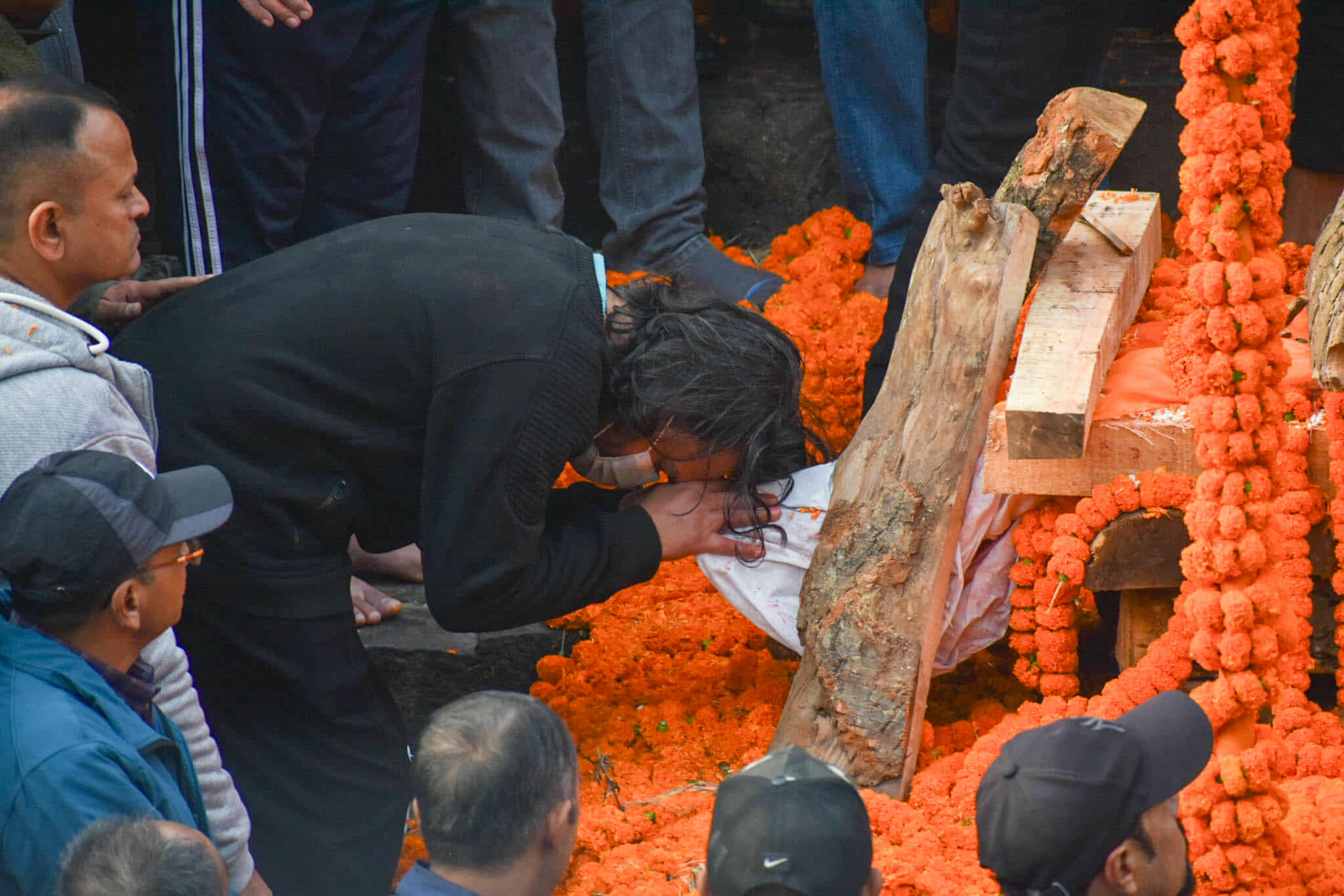 मेयर बालेन शाहका बुबाको पशुपति आर्यघाटमा अन्त्येष्टि