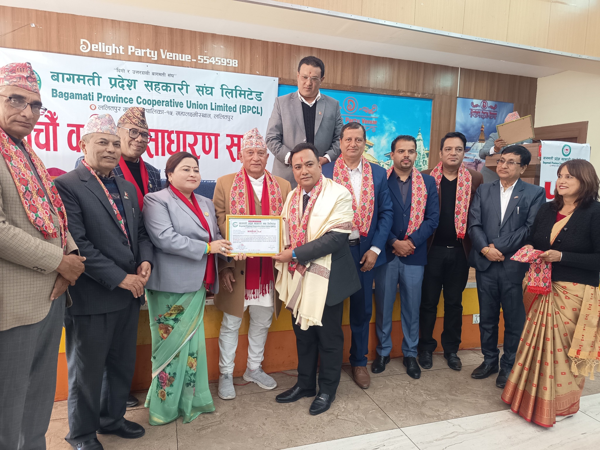 बागमती प्रदेश उत्कृष्ठ सहकारी संस्था व्यवस्थापक सम्मान चन्द्रागिरि साकोसका कृष्णकुमार श्रेष्ठलाई