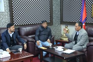 थानकोट-मुग्लिन सडक निर्माणले महाधिवेशनमा असर नपरोस् भन्दै कुलमान भेट्न पुगे युवा संघका नेता