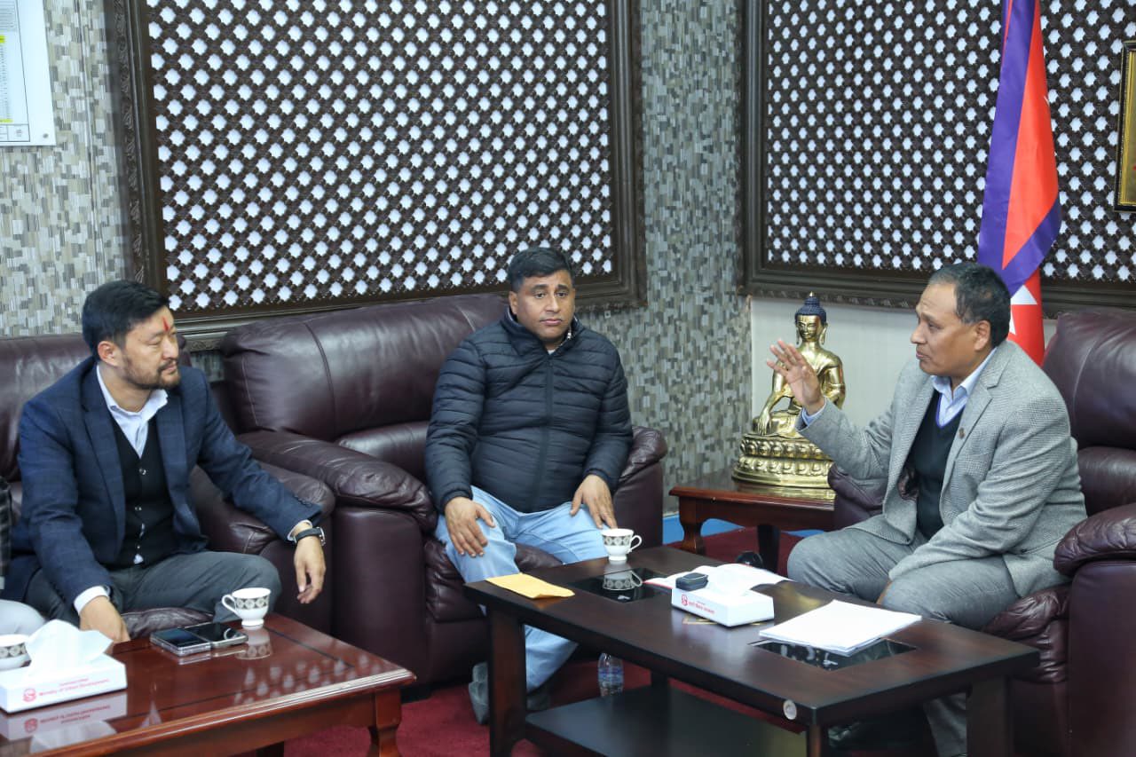 थानकोट-मुग्लिन सडक निर्माणले महाधिवेशनमा असर नपरोस् भन्दै कुलमान भेट्न पुगे युवा संघका नेता